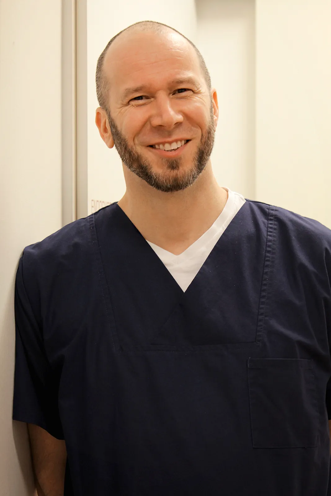 Portrait des Arztes und Gastroenterologen Björn Lesniak.