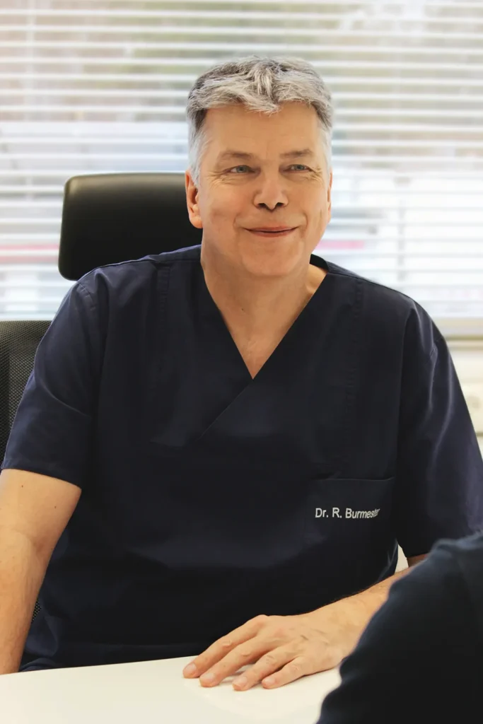 Portrait des Arztes und Gastroenterologen Dr. med. Ralf Burmester, im Patientengespräch in der Sprechstunde.