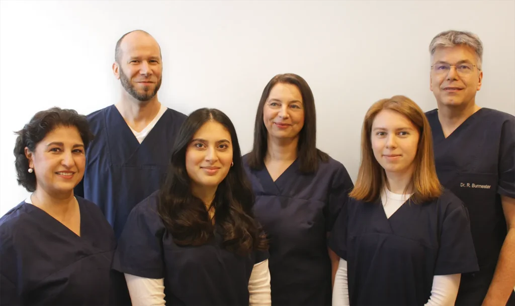 Das Praxisteam der Gastroenterologischen Gemeinschaftspraxis Bremen, bestehend aus den medizinischen Fachangestellten und den Gastroenterologen Björn Lesniak und Dr. med. Ralf Burmester.