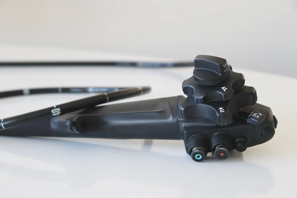 Eien Detailaufnahme eines Gastroskops, dass zur Magenspiegelung verwendet wird.