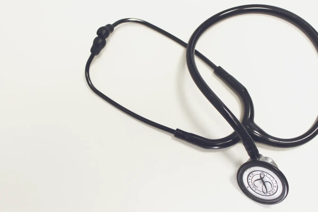 Eine Detailaufnahme eines Stethoskops der Firma Littmann, dass auf dem Tisch liegt.